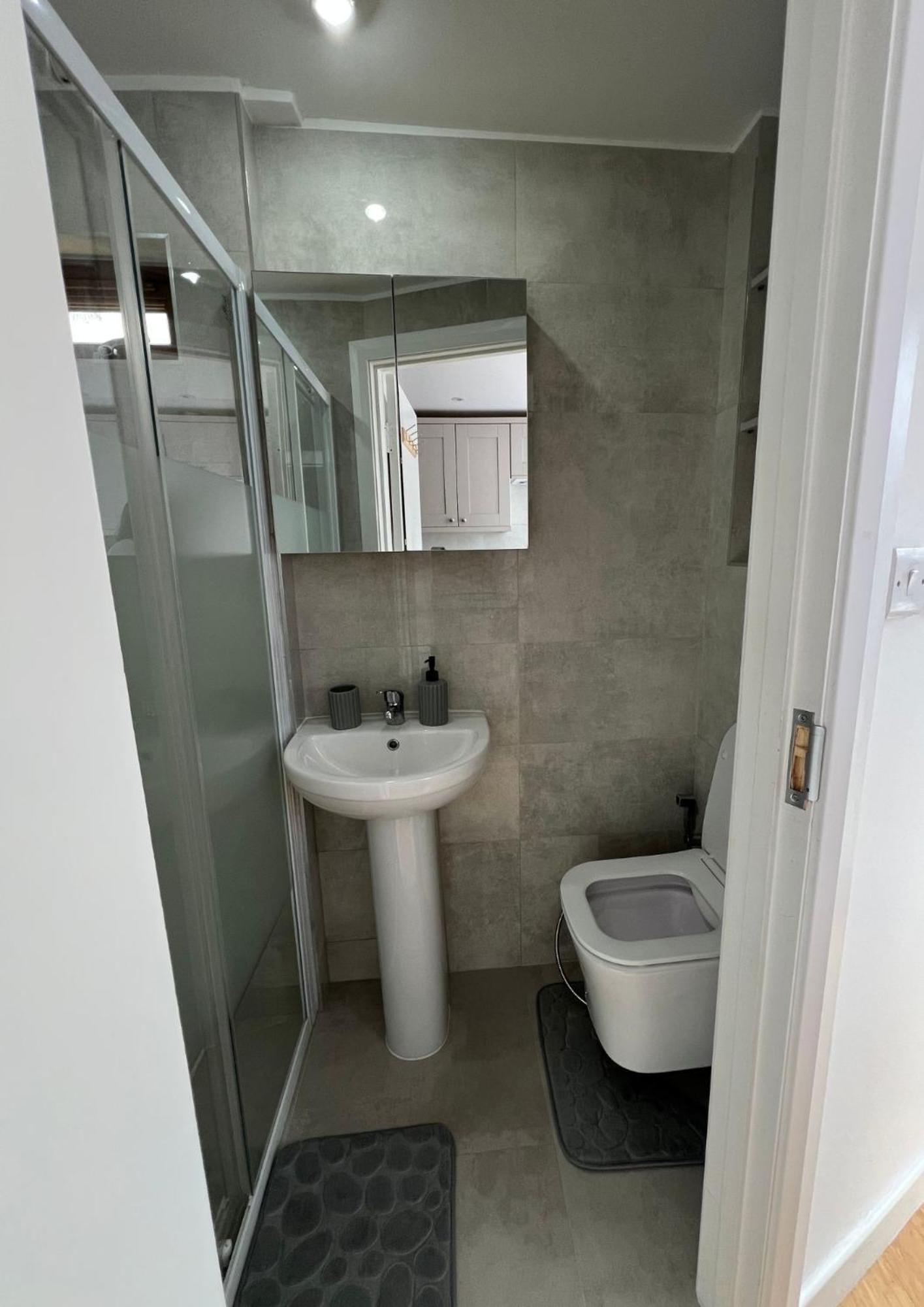 Modern Studio In Greenford, Free Wifi, Parking & Streaming Services Ealing Eksteriør billede